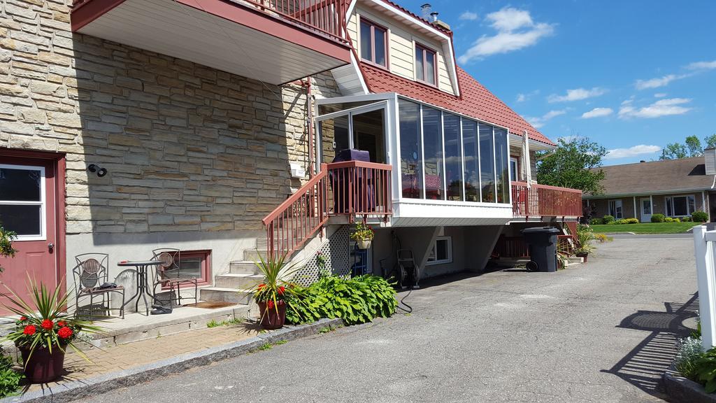 Bed and Breakfast Douces Evasions Saint-Anselme Екстер'єр фото